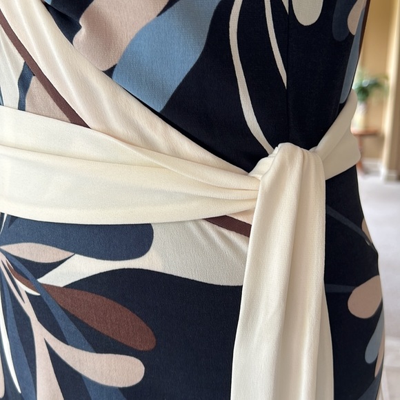 BCBGMAXAZRIA Faux Wrap Top Blue Cream Size Medium M Excellent Condition - Picture 5 of 11